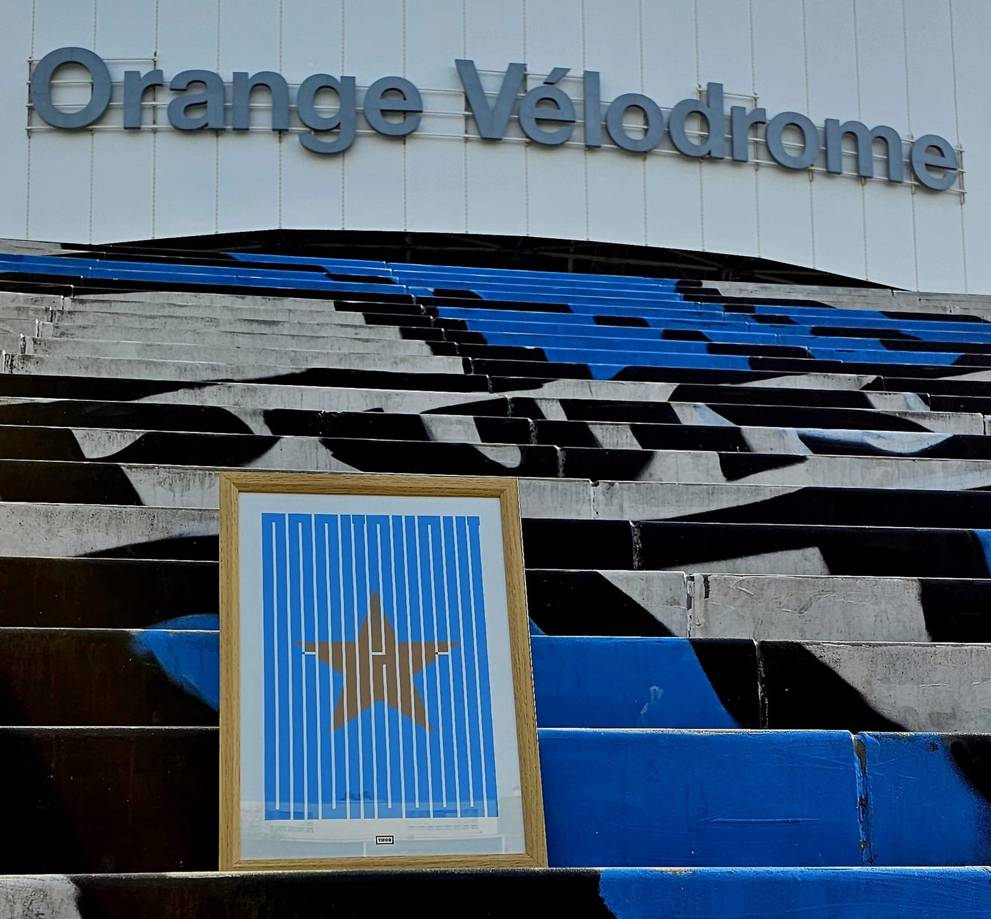 Affiche de l'OM, hommage à Tania Mouraud